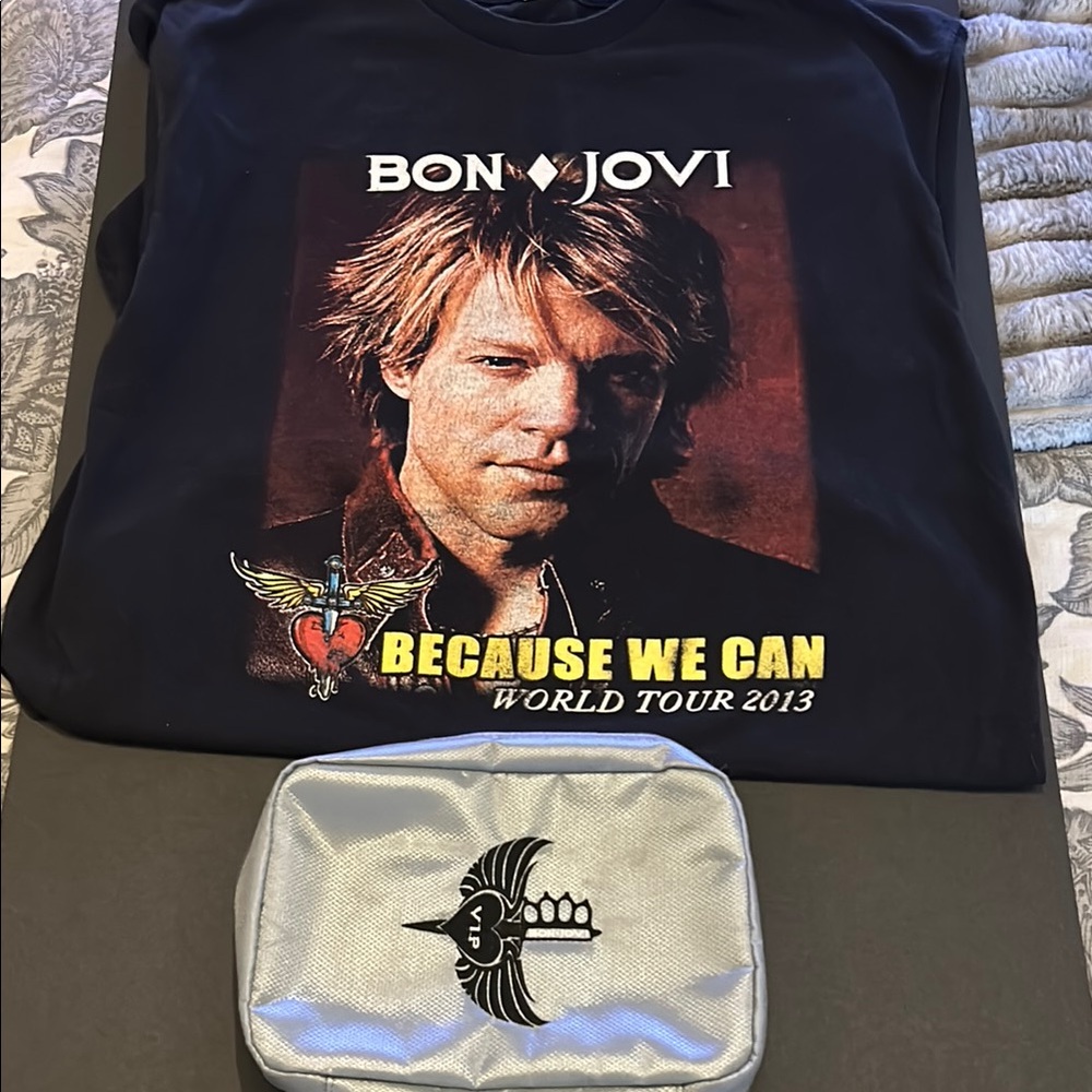 Bon Jovi World Tour 2013 T-Shirt (L) w/bonus VIP bag